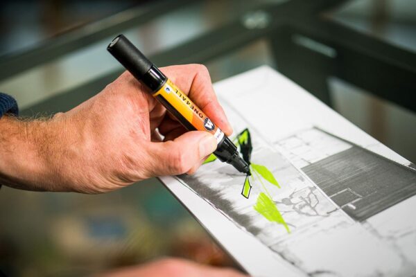 MOLOTOW ONE4ALL Acrylic Twin Pump Marker, 1.5mm and 4mm Nibs, Gold, 1 Each (227.506) - Image 2